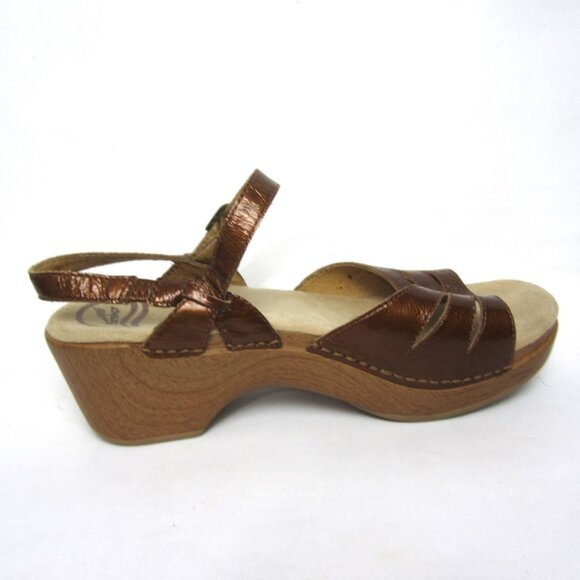 Dansko Serafina Sandals Size 39 8.5 9 Brown Crinkled Patent Leather Toffee - Picture 2 of 12